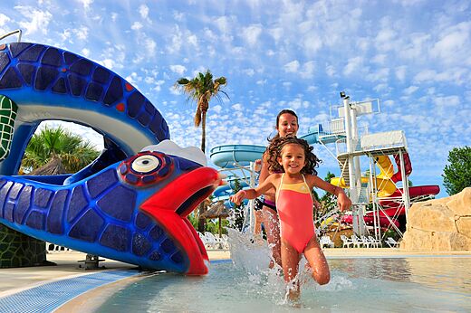 Piscine avec jeux aquatiques et toboggans pour enfants au camping CAPFUN Fleurs d'Agde � AGDE (34).