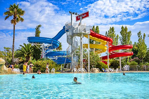 Piscine ext�rieure, toboggans aquatiques g�ants au camping CAPFUN Fleurs d'Agde (34).