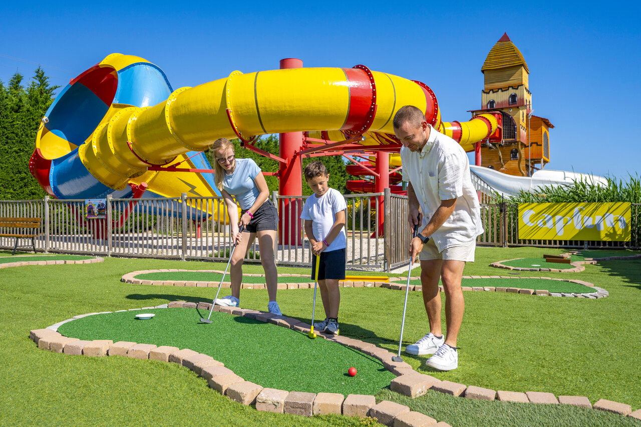 Mini-golf familial, toboggans aquatiques au camping CAPFUN Fleur de Camargue (30).