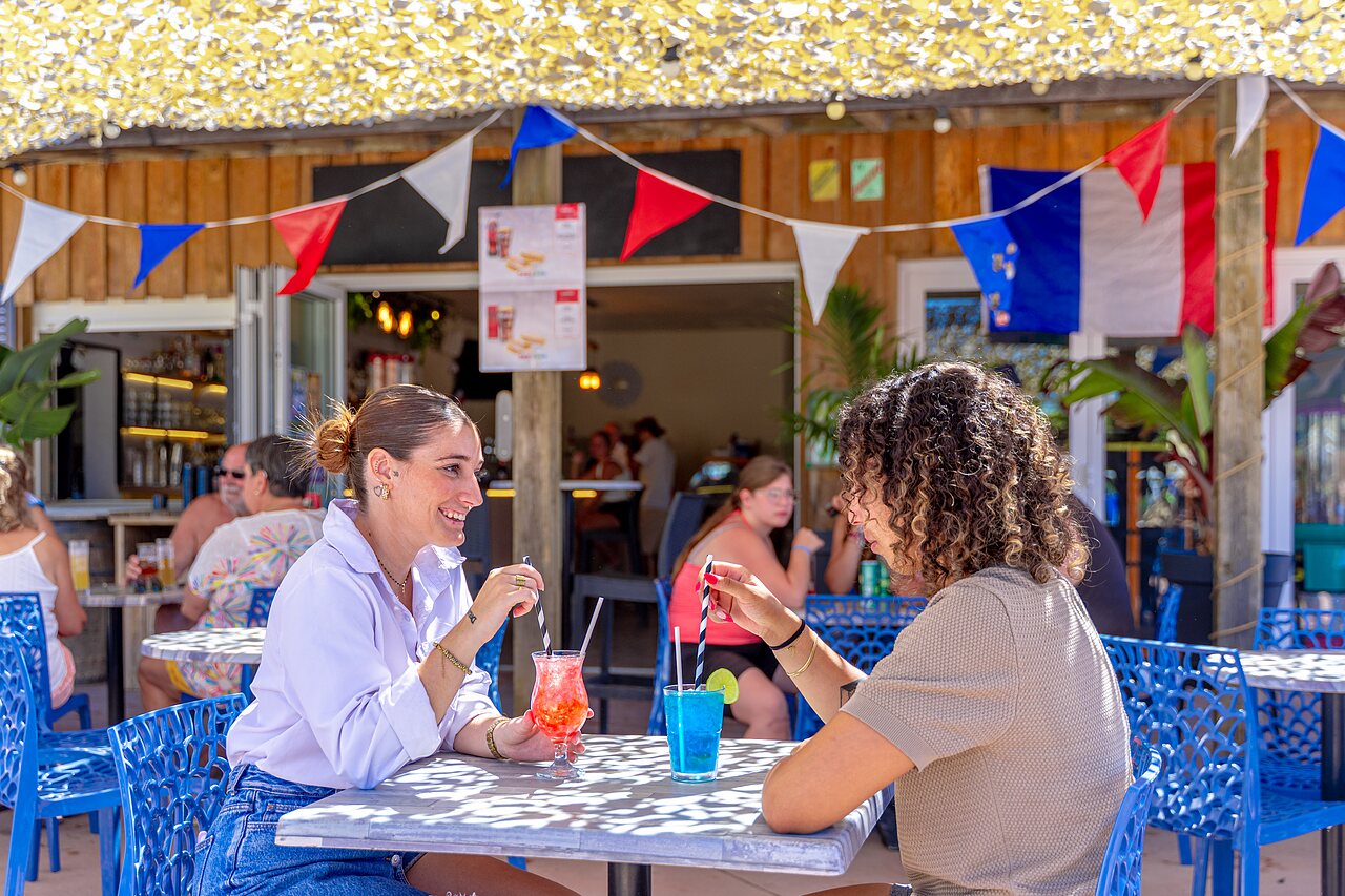 Bar ext�rieur, clients savourant des cocktails au camping CAPFUN Flots Bleus � VIAS PLAGE (34).