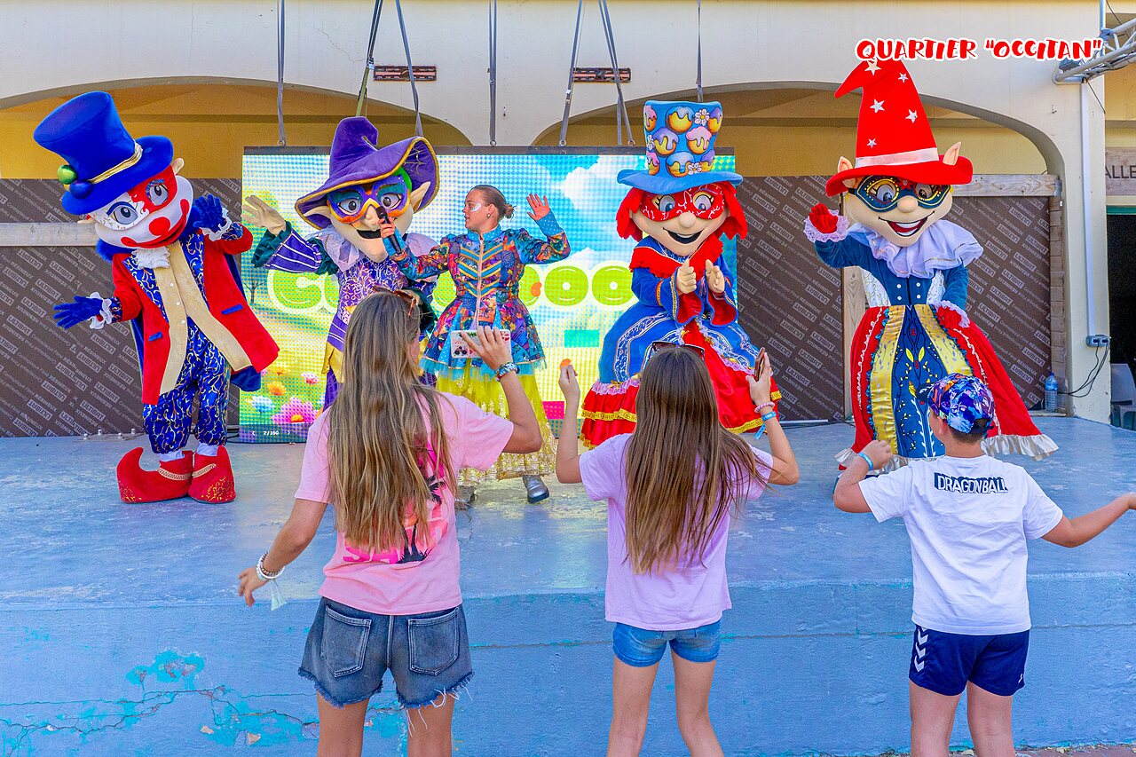 Spectacle d'animation avec mascottes pour enfants au camping CAPFUN Flots Bleus.
