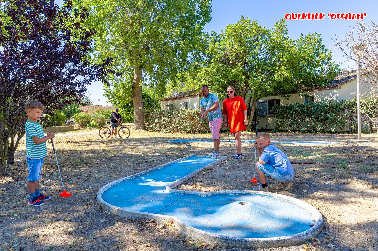 Mini-golf en famille au camping CAPFUN Flots Bleus � VIAS PLAGE (34).