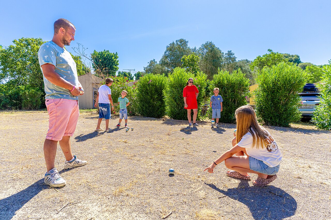 Partie de p�tanque en famille au camping CAPFUN Flots Bleus � VIAS PLAGE (34).