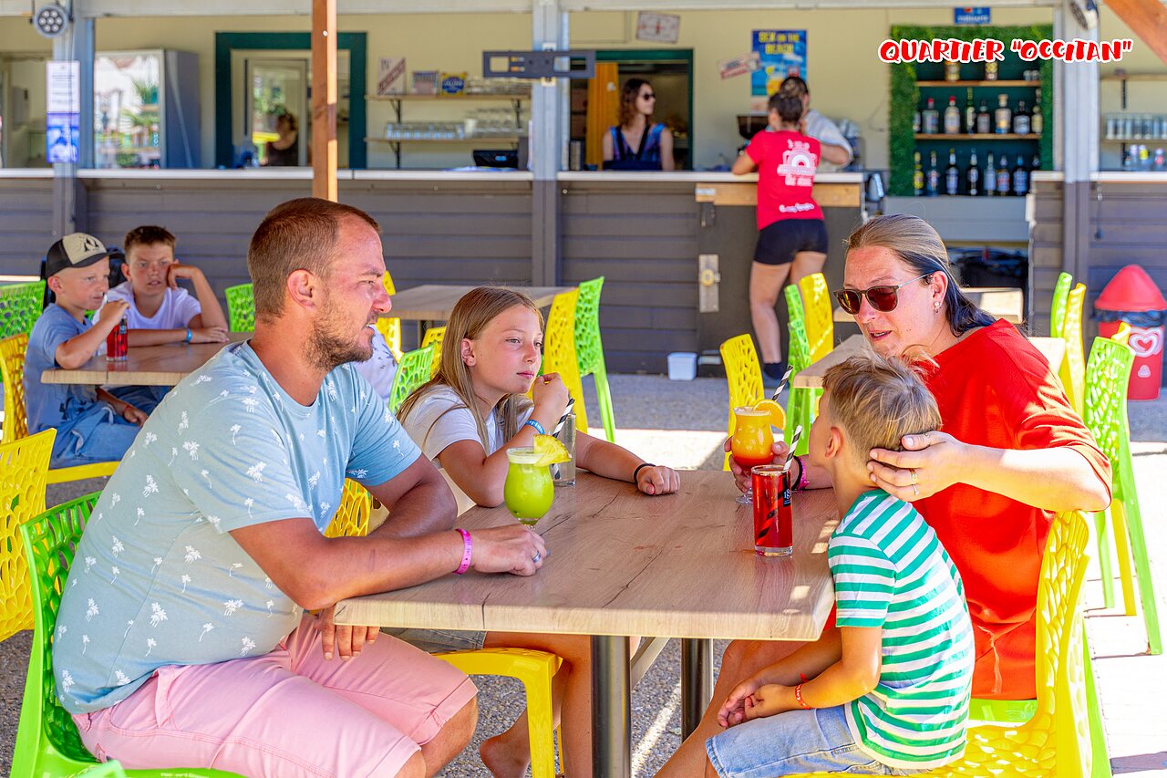Famille au bar, boissons rafra�chissantes au CAPFUN Flots Bleus, VIAS PLAGE.