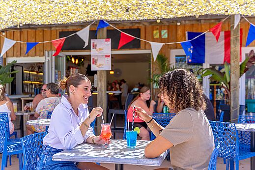 Bar ext�rieur, clients savourant des cocktails au camping CAPFUN Flots Bleus � VIAS PLAGE (34).