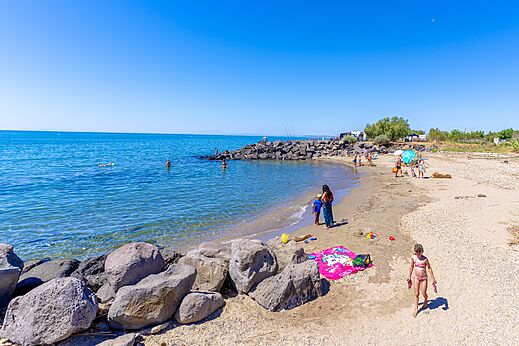Plage de sable, baigneurs et mer au camping CAPFUN Flots Bleus � VIAS PLAGE (34).