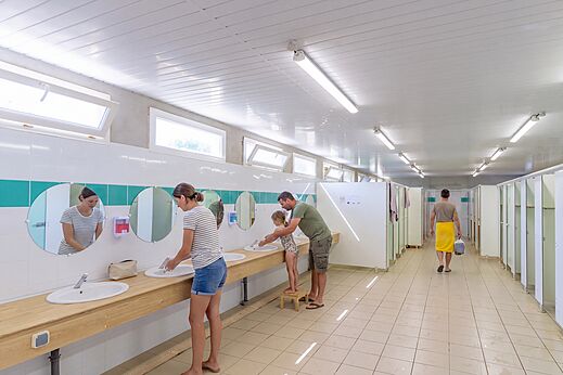 Sanitaires modernes, lavabos et douches au camping CAPFUN Flots Bleus.