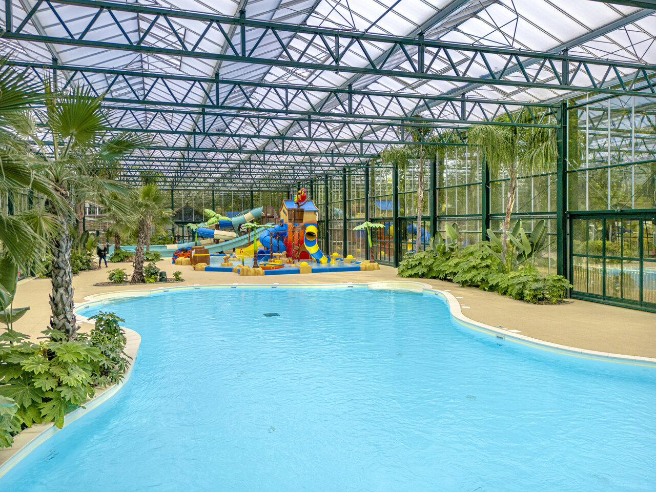 Piscine couverte, toboggans et jeux aquatiques au camping CLICOCHIC La For�t d'Azal�e.