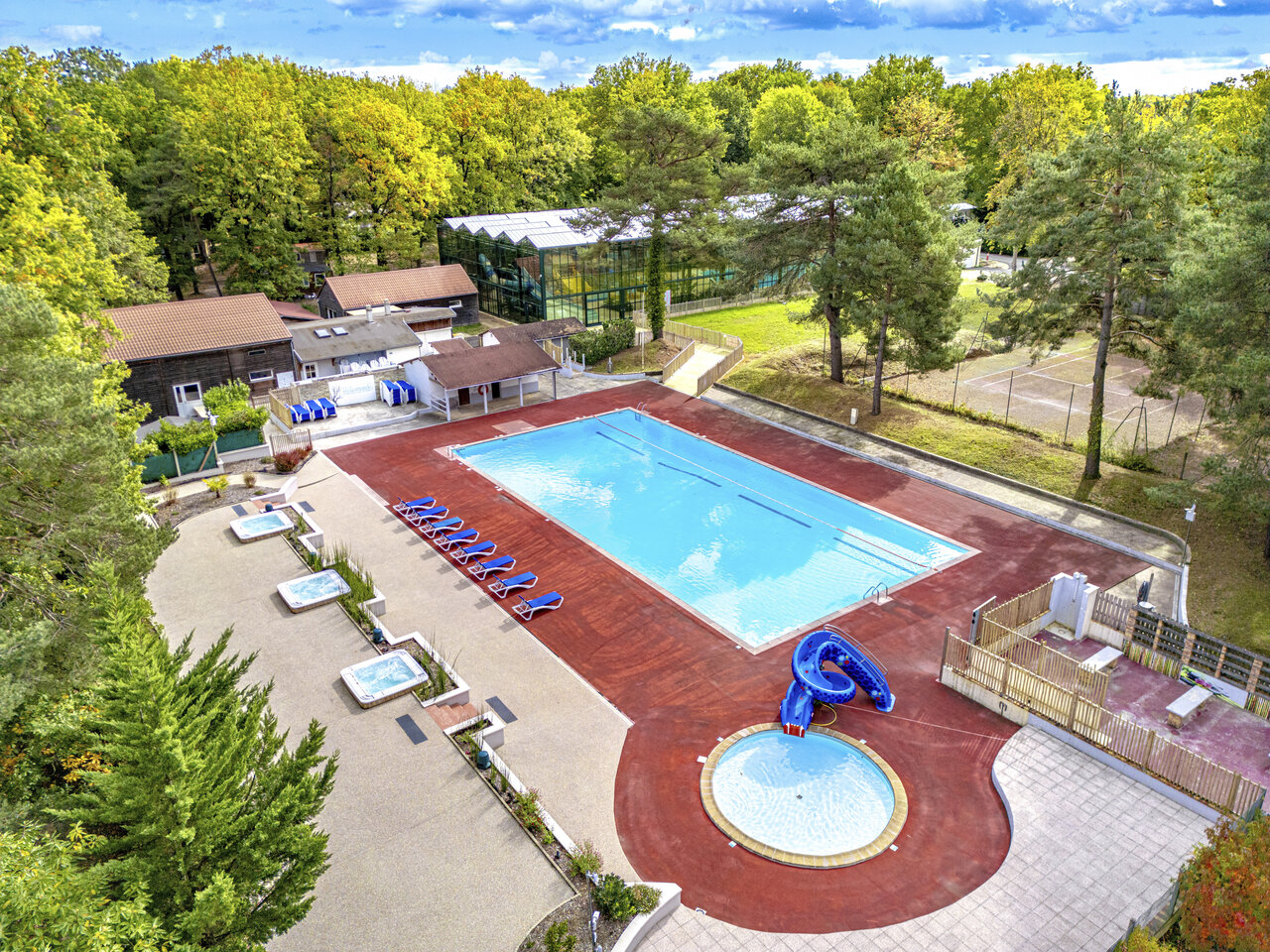 Piscine ext�rieure, toboggan, jacuzzis au camping CLICOCHIC La For�t d'Azal�e.