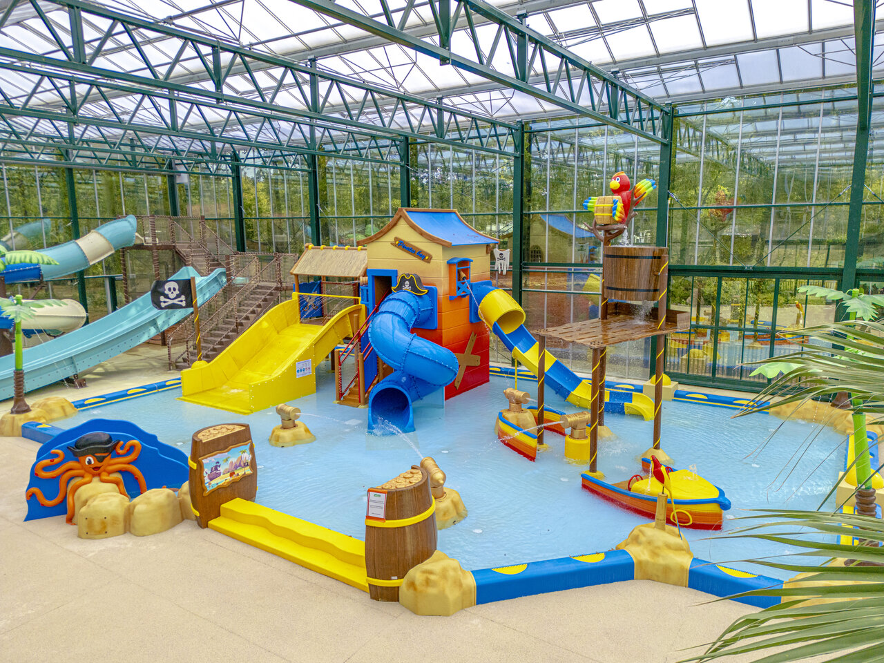 Parc aquatique int�rieur, toboggans et jeux d'eau au camping CLICOCHIC La For�t d'Azal�e � Saint-Ch�ron (91).