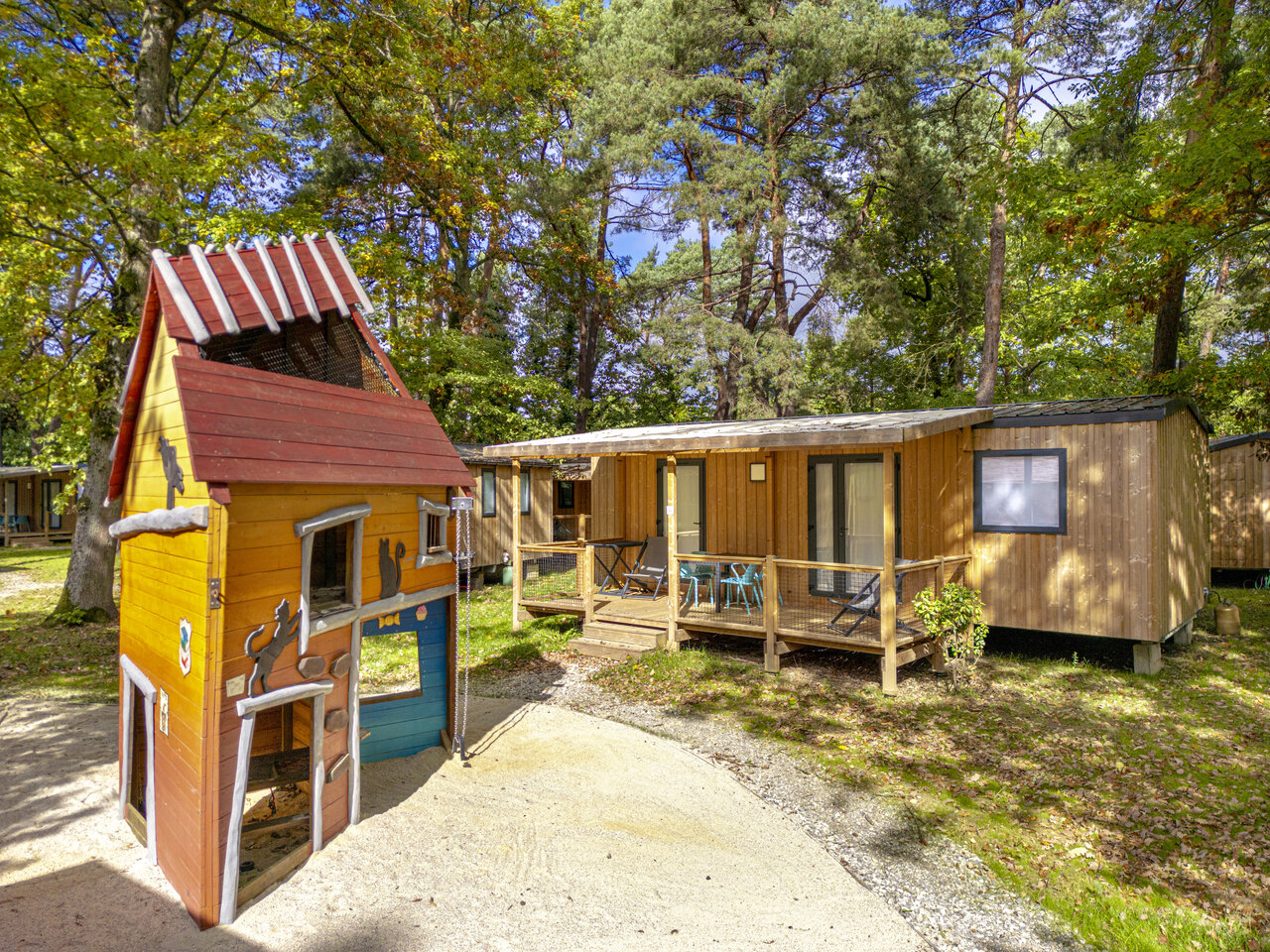 Cabane de jeux en bois et mobile-homes au camping CLICOCHIC La For�t d'Azal�e.