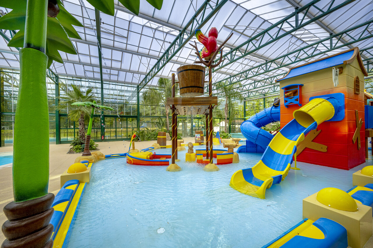 Piscine couverte, toboggans, seau g�ant et jeux aquatiques pour enfants au camping CLICOCHIC La For�t d'Azal�e � Saint-Ch�ron (91).