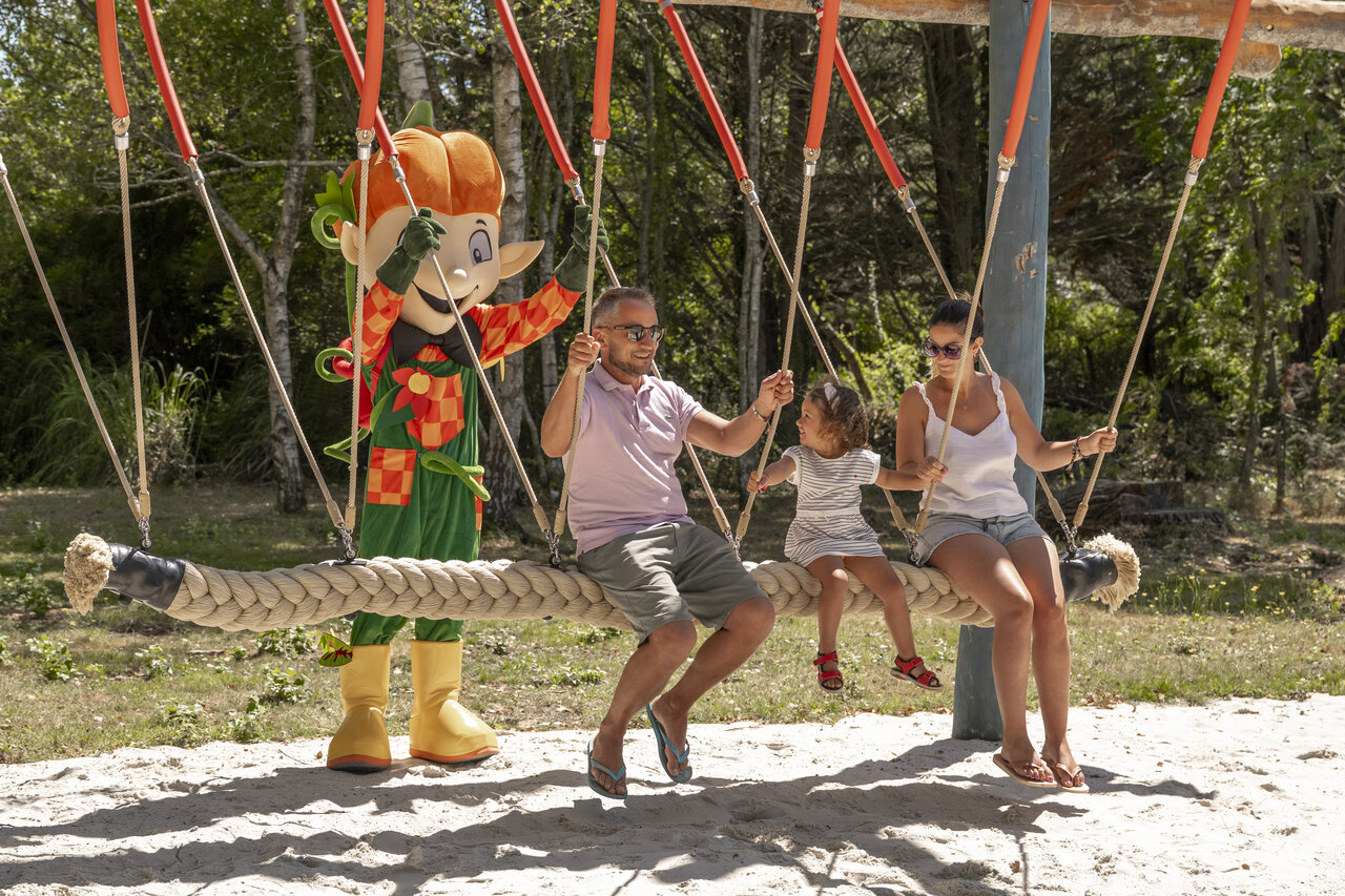 Famille et mascotte sur balan�oire g�ante au camping CLICOCHIC La For�t d'Azal�e � Saint-Ch�ron (91).