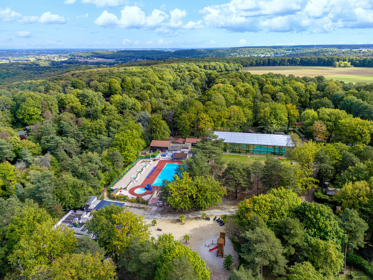 Piscines, for�t, vue a�rienne au camping CLICOCHIC La For�t d'Azal�e � Saint-Ch�ron.
