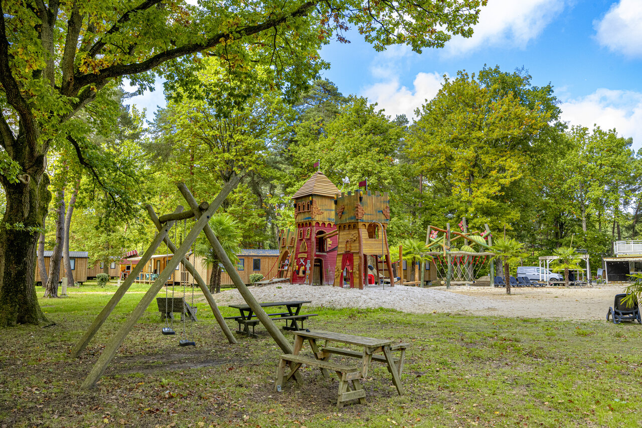 Ch�teau de jeux, balan�oires pour enfants au camping CLICOCHIC La For�t d'Azal�e.