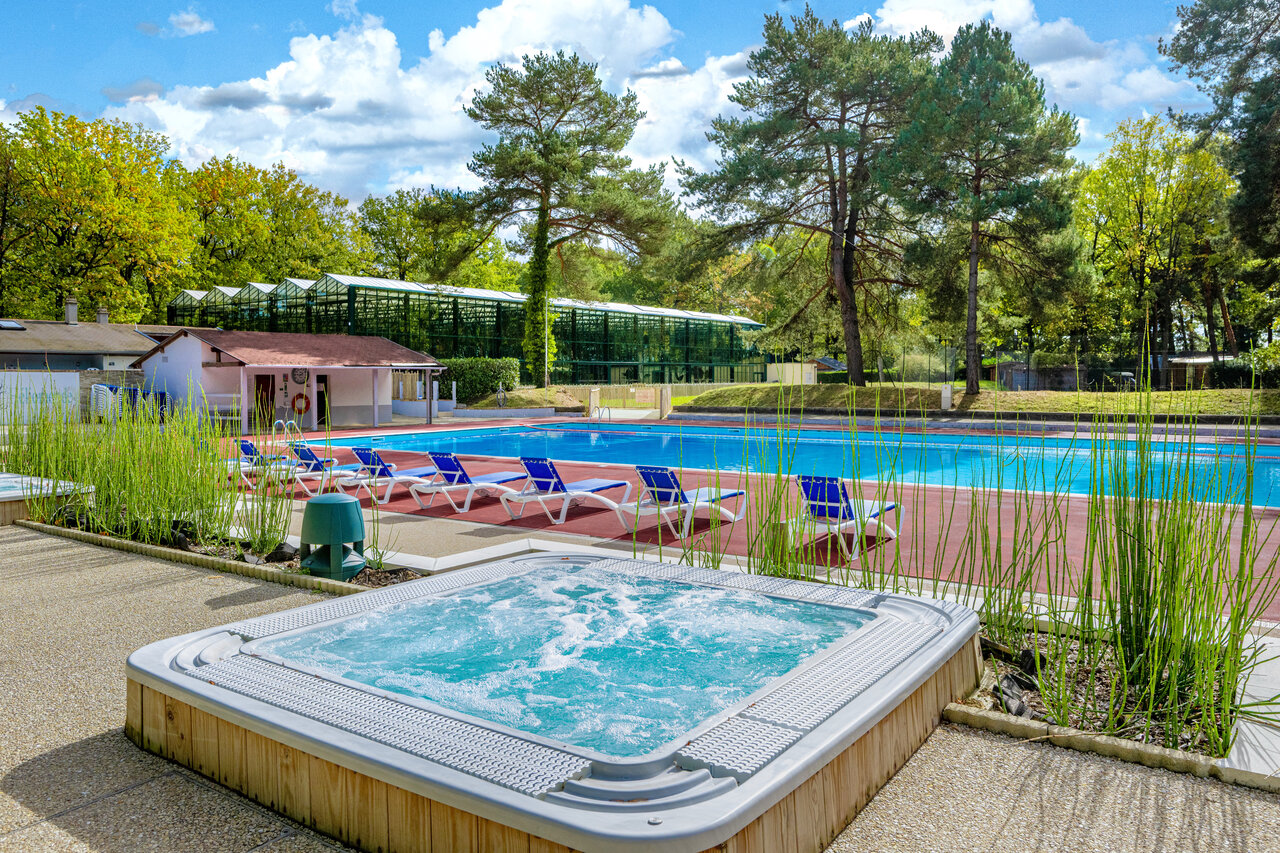 Jacuzzi, piscine ext�rieure, transats au camping CLICOCHIC La For�t d'Azal�e � Saint-Ch�ron (91).