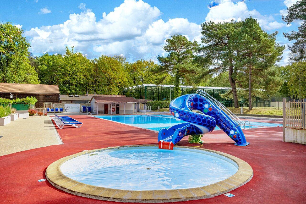 Piscine ext�rieure avec toboggan aquatique et pataugeoire au camping CLICOCHIC La For�t d'Azal�e � Saint-Ch�ron (91).