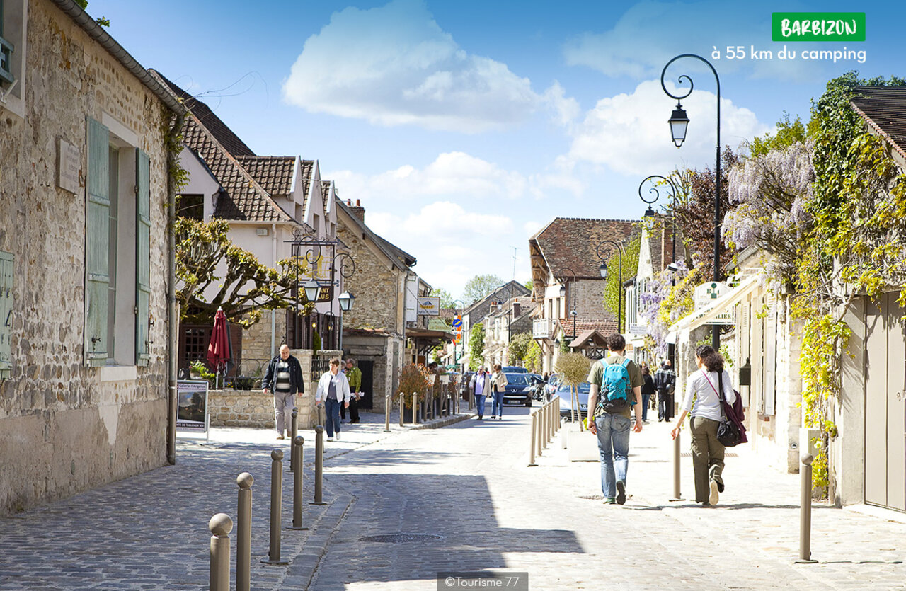 Rue pittoresque de Barbizon, village d'artistes � visiter pr�s du camping.