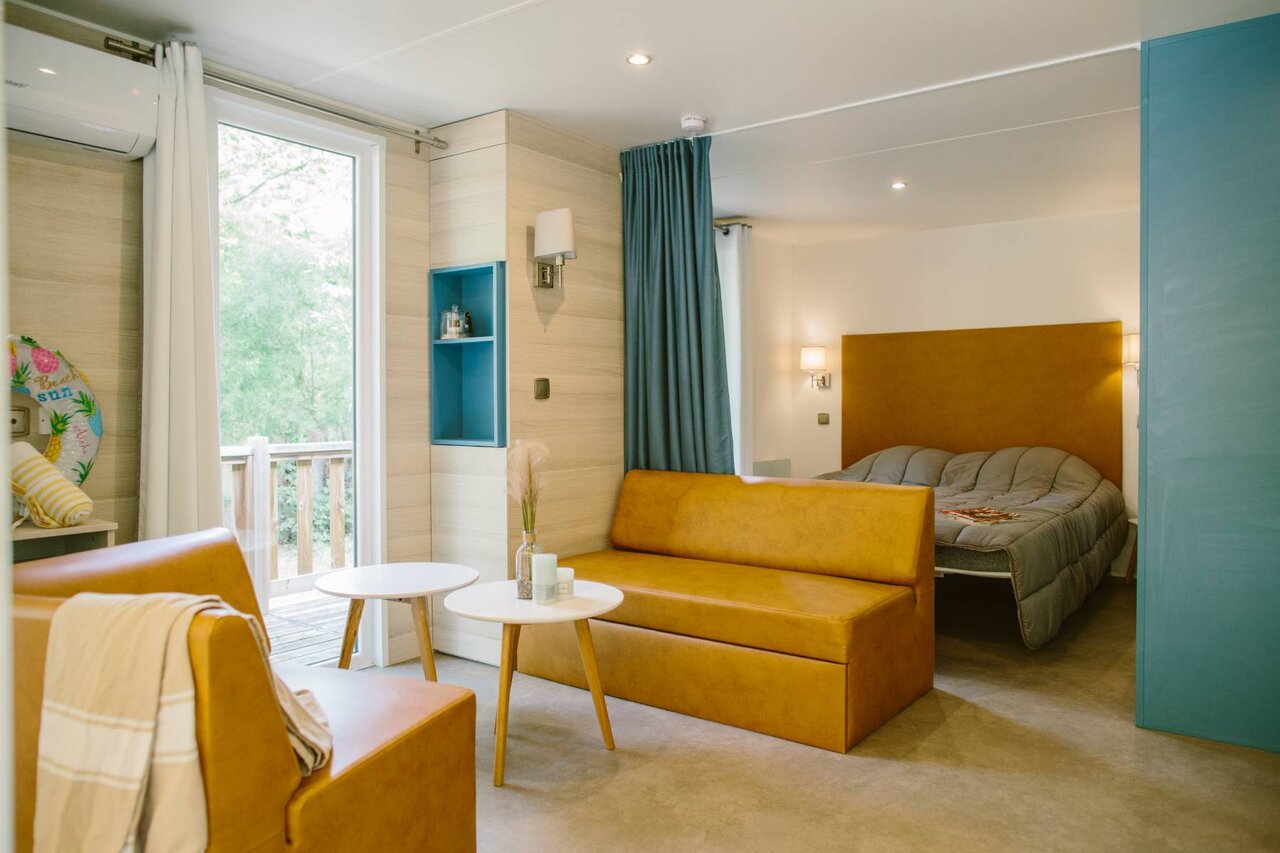 Int�rieur mobile-home moderne, salon, chambre, terrasse, camping CLICOCHIC La For�t d'Azal�e.