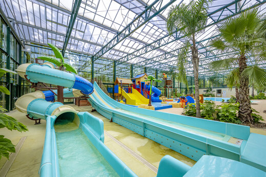 Toboggans et jeux d'eau couverts au camping CLICOCHIC La For�t d'Azal�e � Saint-Ch�ron (91).