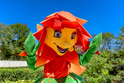 Mascotte fleur souriante, animation au camping CLICOCHIC La For�t d'Azal�e.