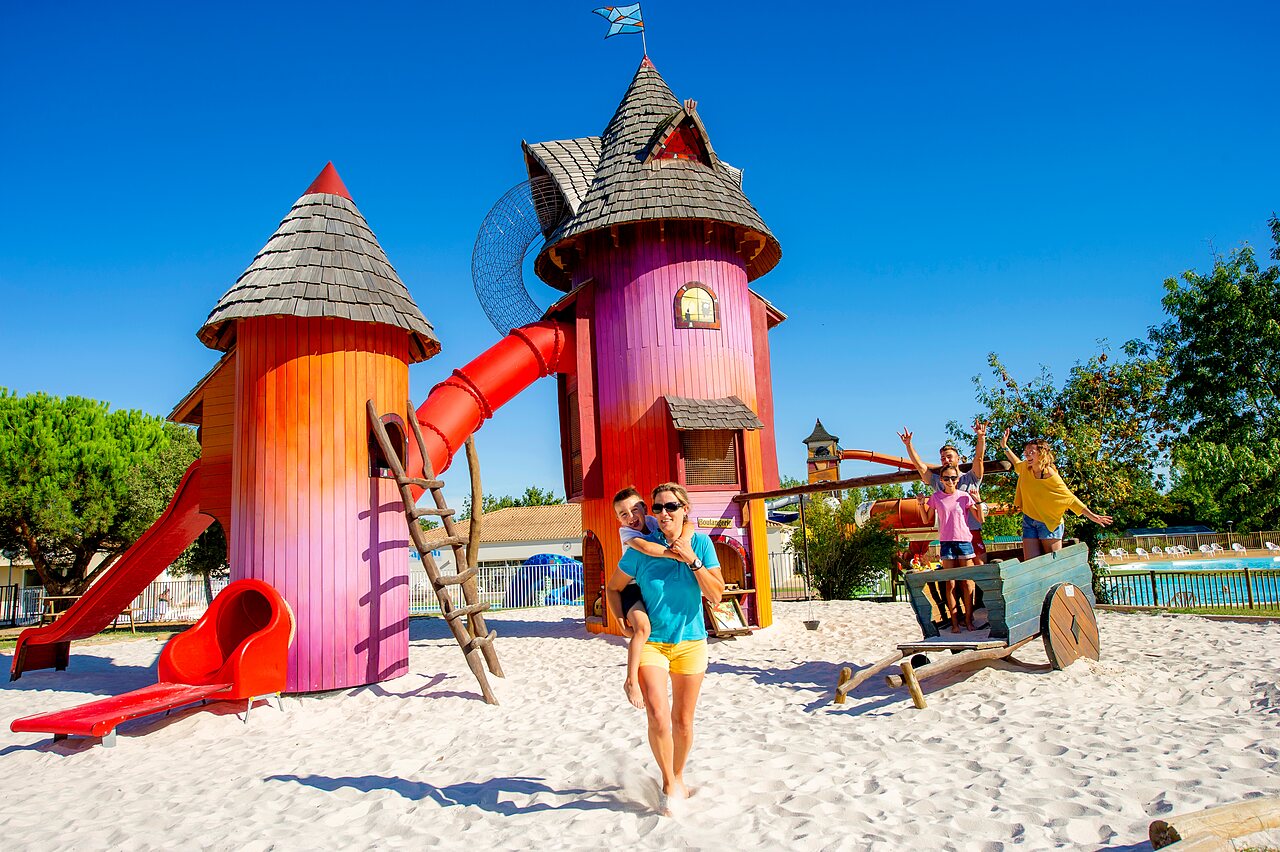 Aire de jeux th�matique avec toboggans et famille au camping CAPFUN Forges � Avrille (85).