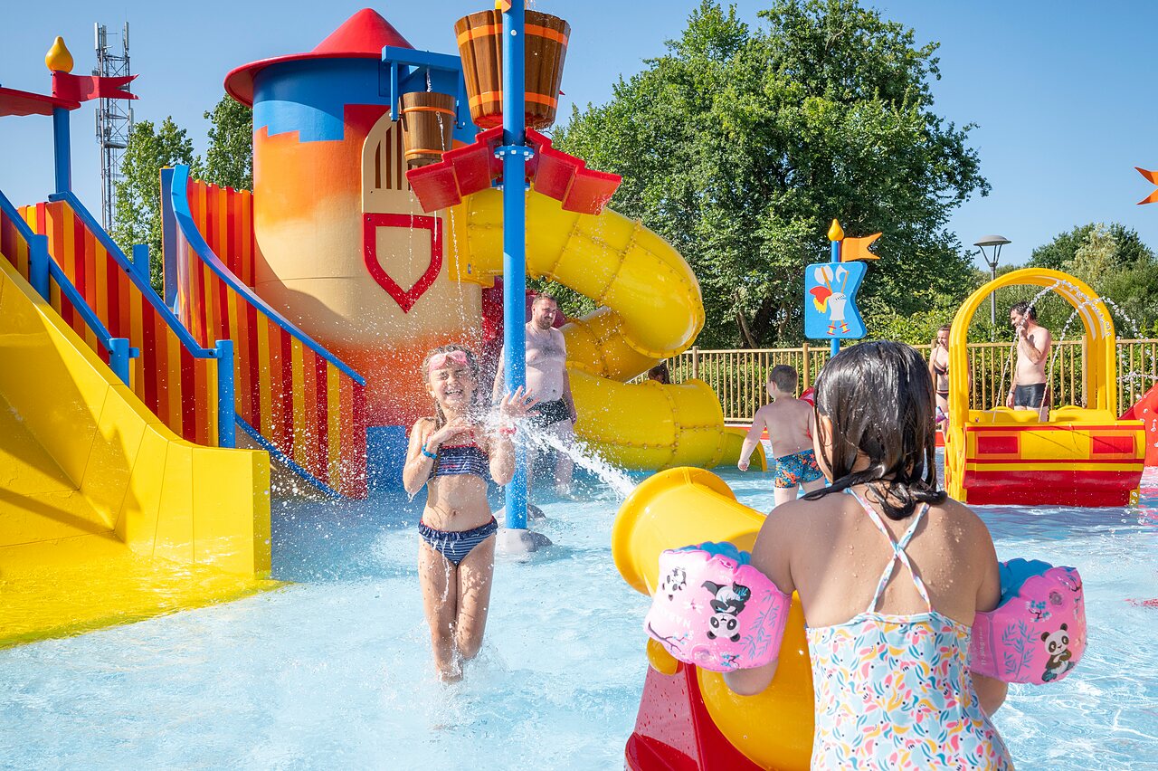 Piscine avec toboggans et jeux d'eau au camping CAPFUN Forges � Avrille (85).