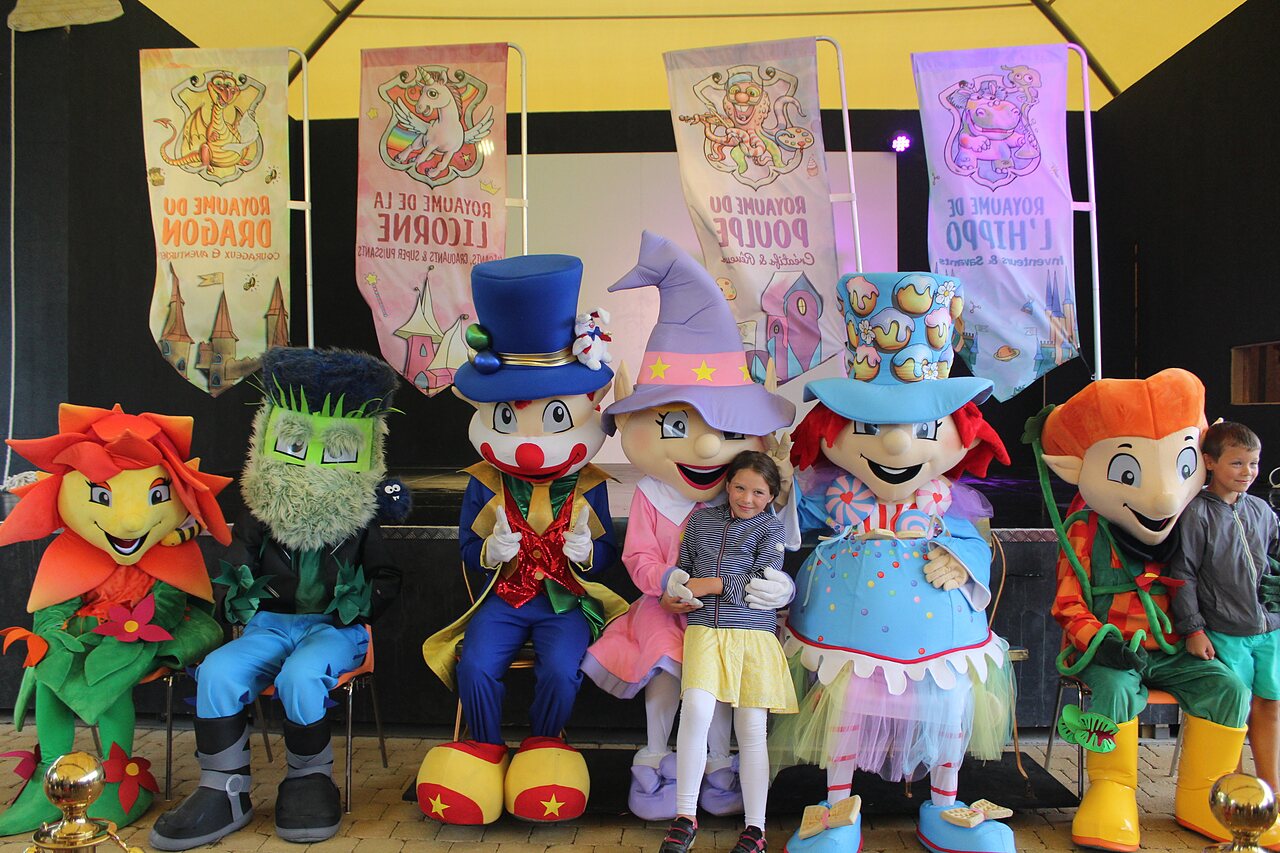 Mascottes color�es et enfants souriants pour l'animation au camping CAPFUN Forges � Avrille (85).