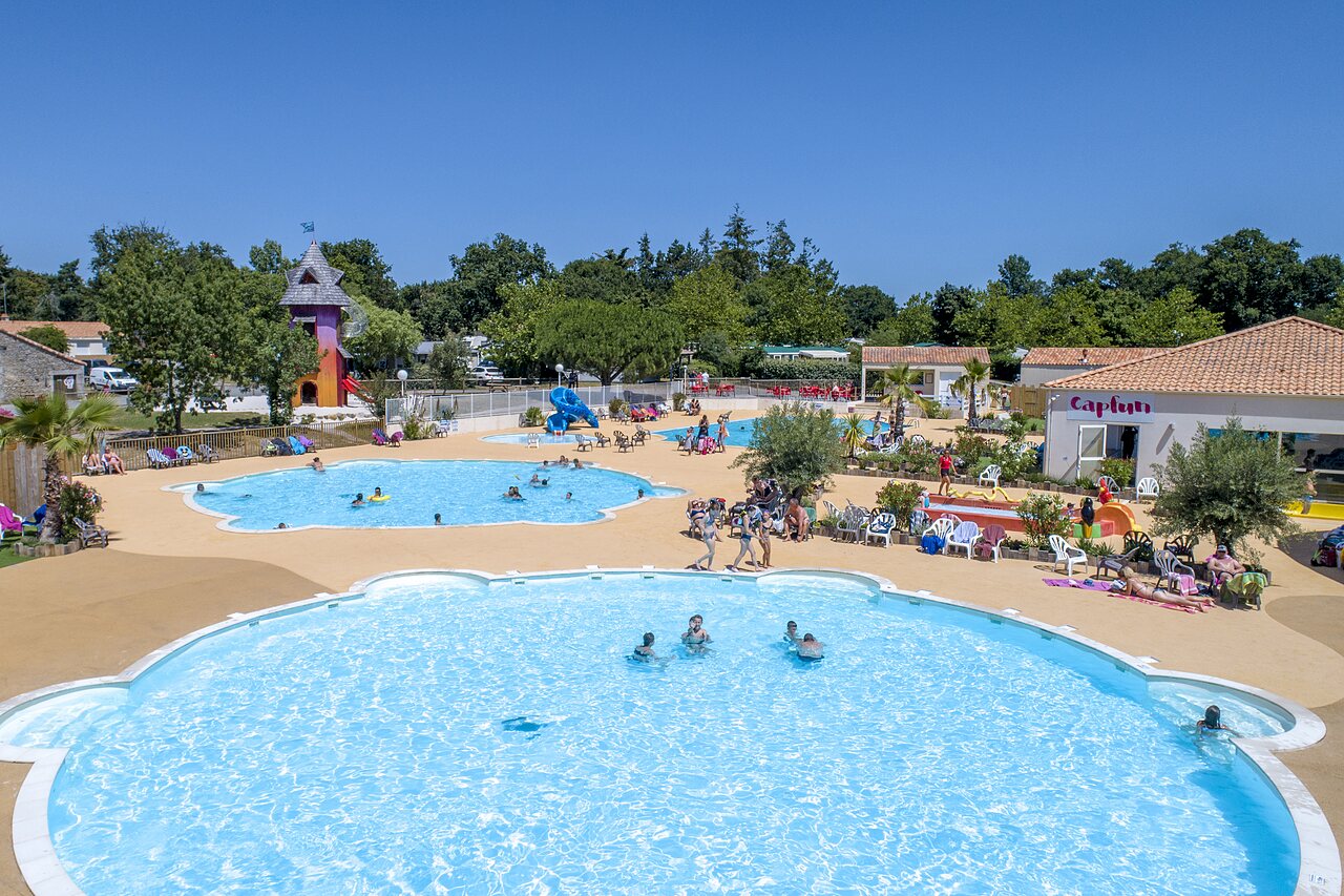Piscines ext�rieures, toboggans et jeux aquatiques au camping CAPFUN Forges � Avrille (85).