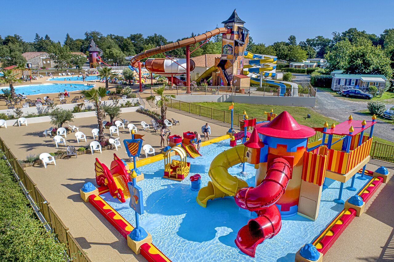 Parc aquatique avec toboggans g�ants et pataugeoire ludique au camping CAPFUN Forges � Avrille (85).