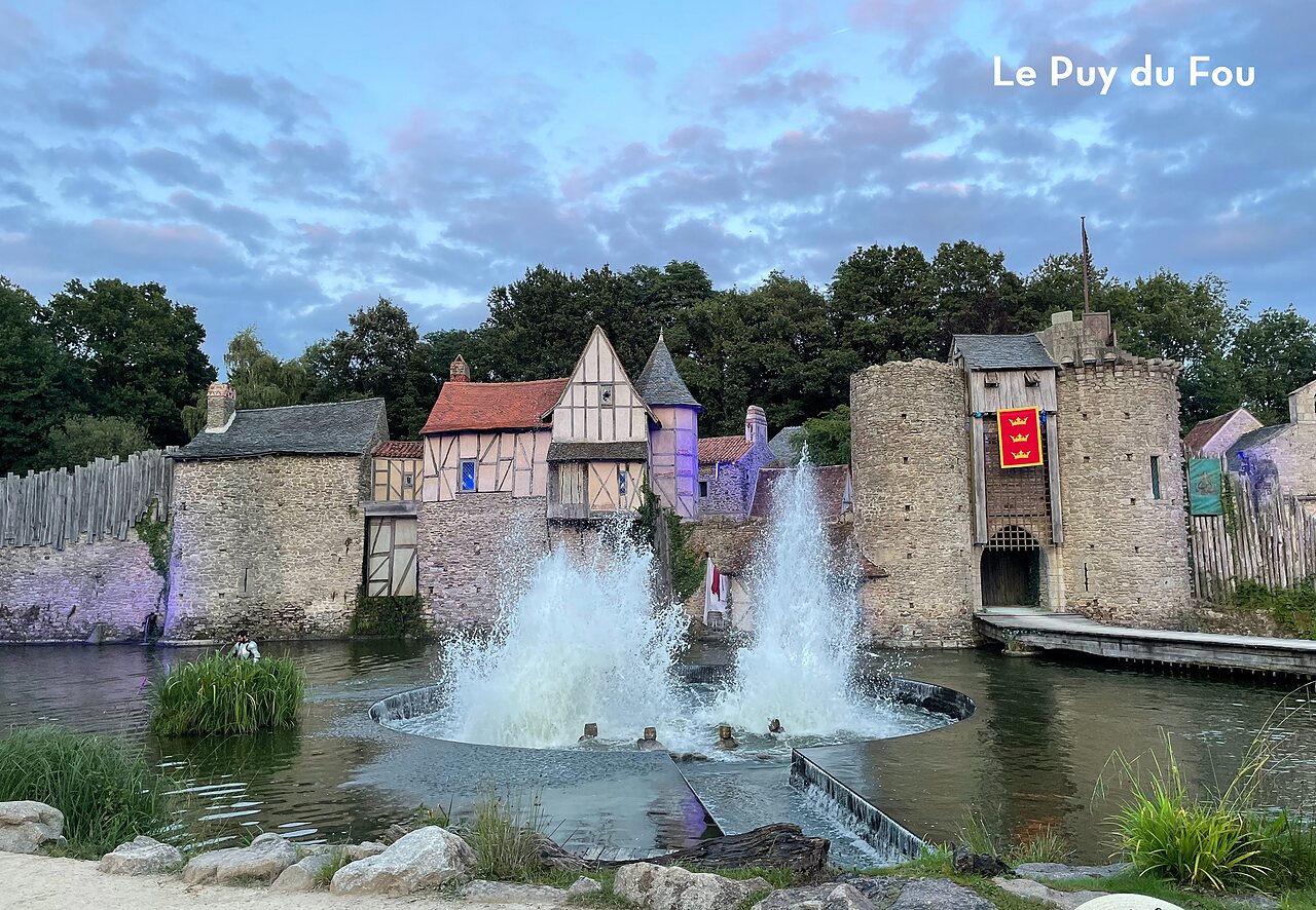 Spectacle nocturne et village m�di�val du Puy du Fou, parc � visiter en Vend�e.