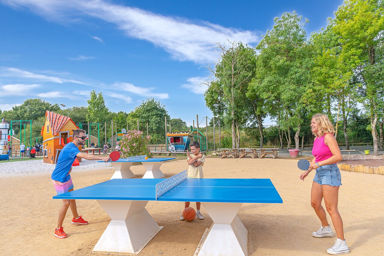 Tennis de table ext�rieur pour famille au camping CAPFUN Forges � Avrille (85).