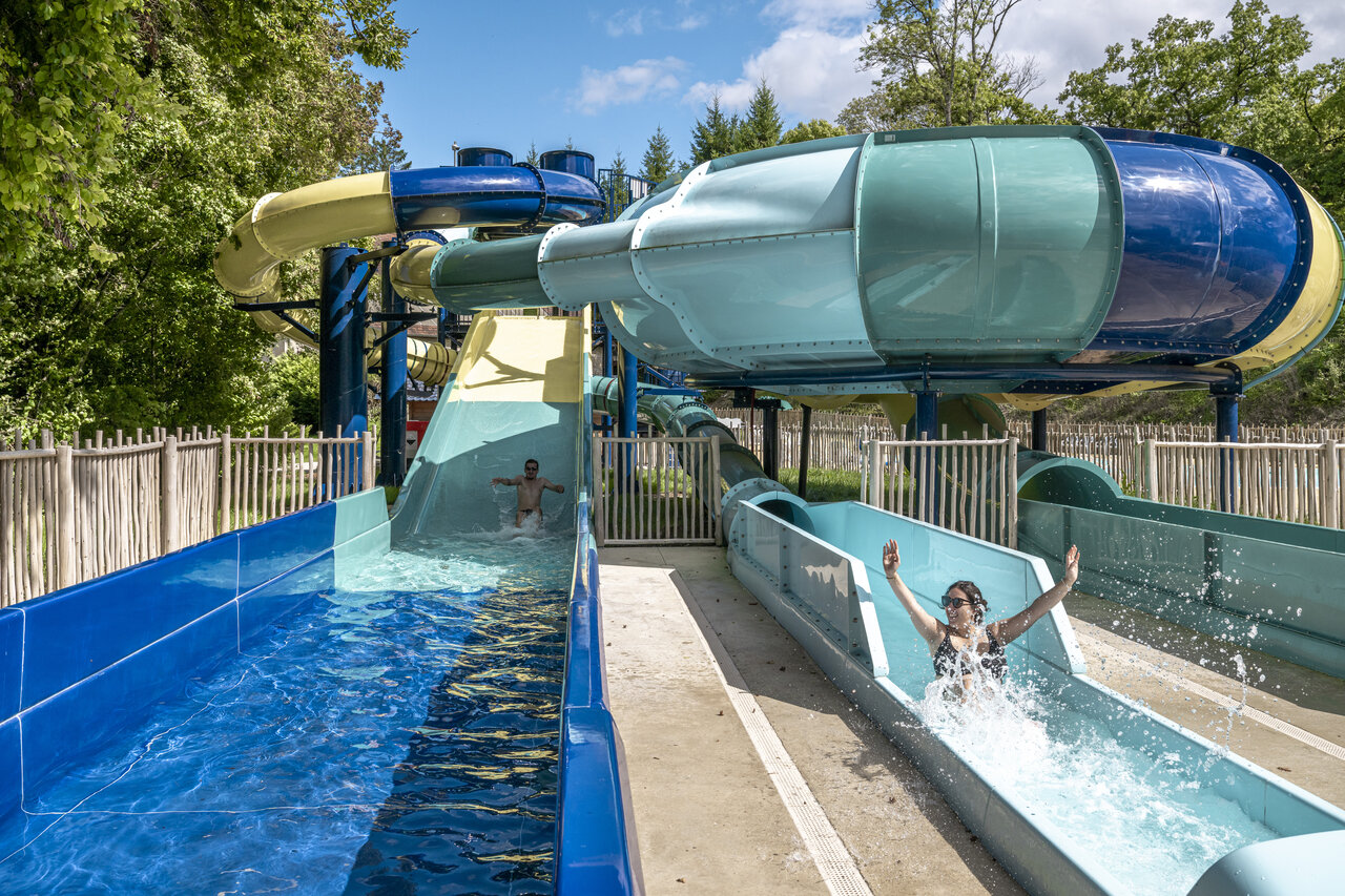 Toboggans aquatiques et piscine ext�rieure au camping CLICOCHIC Forge Sainte Marie.