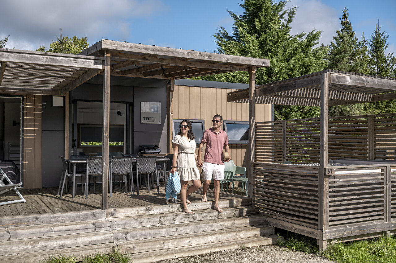 Mobile home Taos, terrasse en bois, couple au camping CLICOCHIC Forge Sainte Marie � Thonnance-les-Moulins (52).