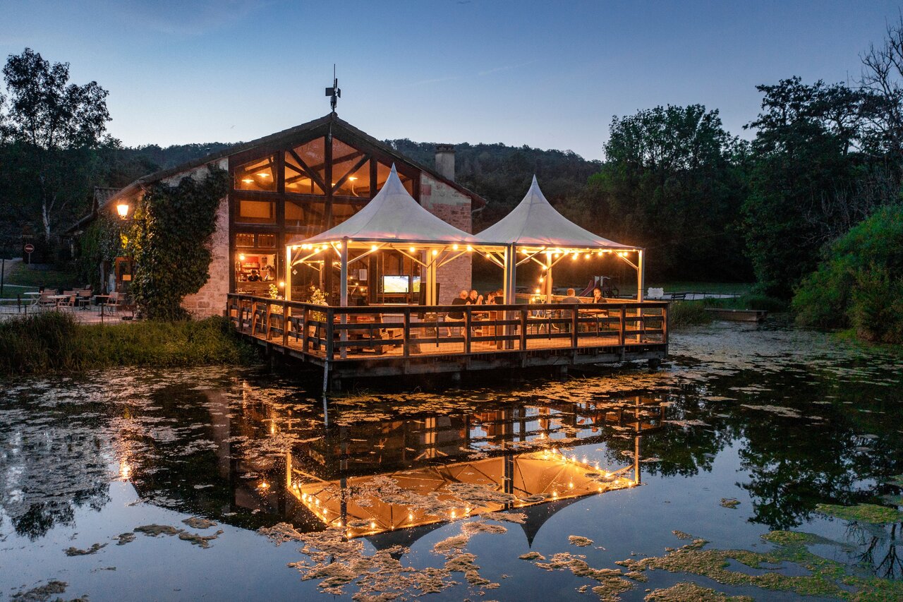 Restaurant et bar illumin�s sur ponton au camping CLICOCHIC Forge Sainte Marie.