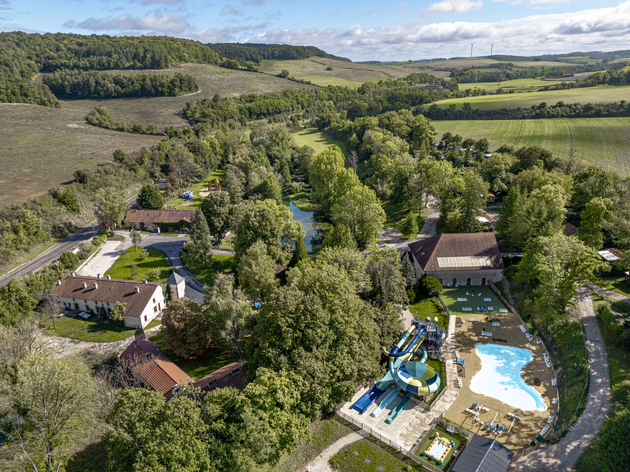 Piscine toboggans au camping CLICOCHIC Forge Sainte Marie � Thonnance-les-Moulins.