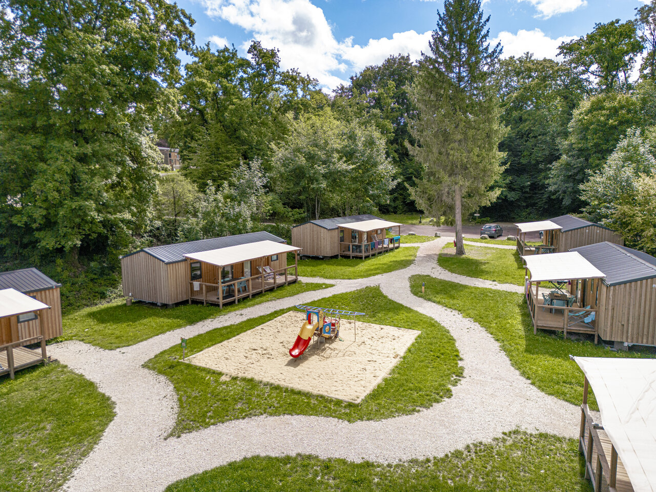 Chalets en bois, aire de jeux enfants au camping CLICOCHIC Forge Sainte Marie (52).