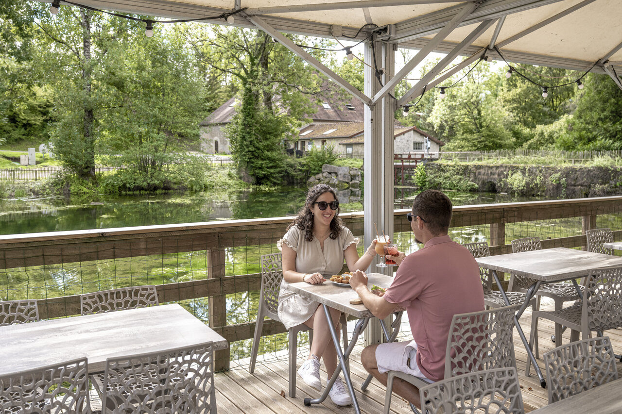 Terrasse restaurant au camping CLICOCHIC Forge Sainte Marie � Thonnance-les-Moulins (52).