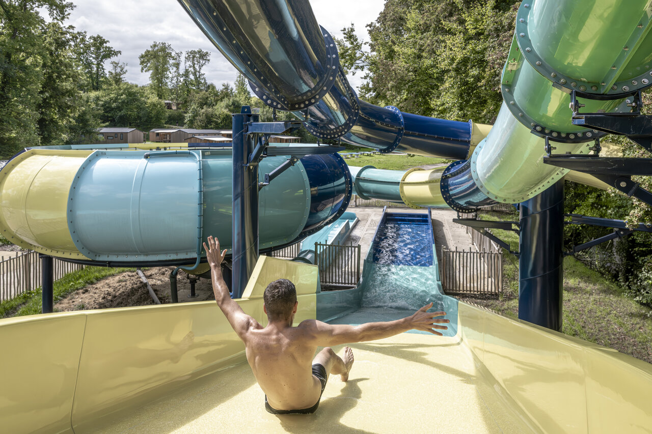 Toboggan aquatique, homme au camping CLICOCHIC Forge Sainte Marie � Thonnance-les-Moulins (52).