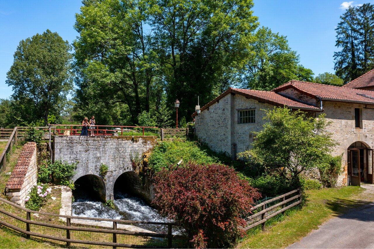 Rivi�re, pont en pierre, b�timent ancien au camping CLICOCHIC Forge Sainte Marie.