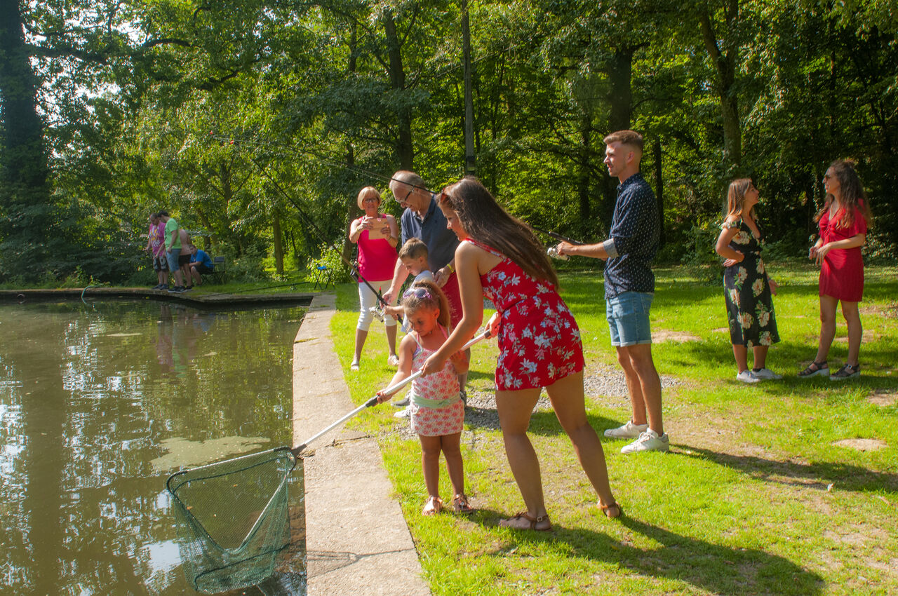 P�che en famille au bord de l'�tang au camping CAPFUN Fort Bedmar � Sint-Gillis-Waas.