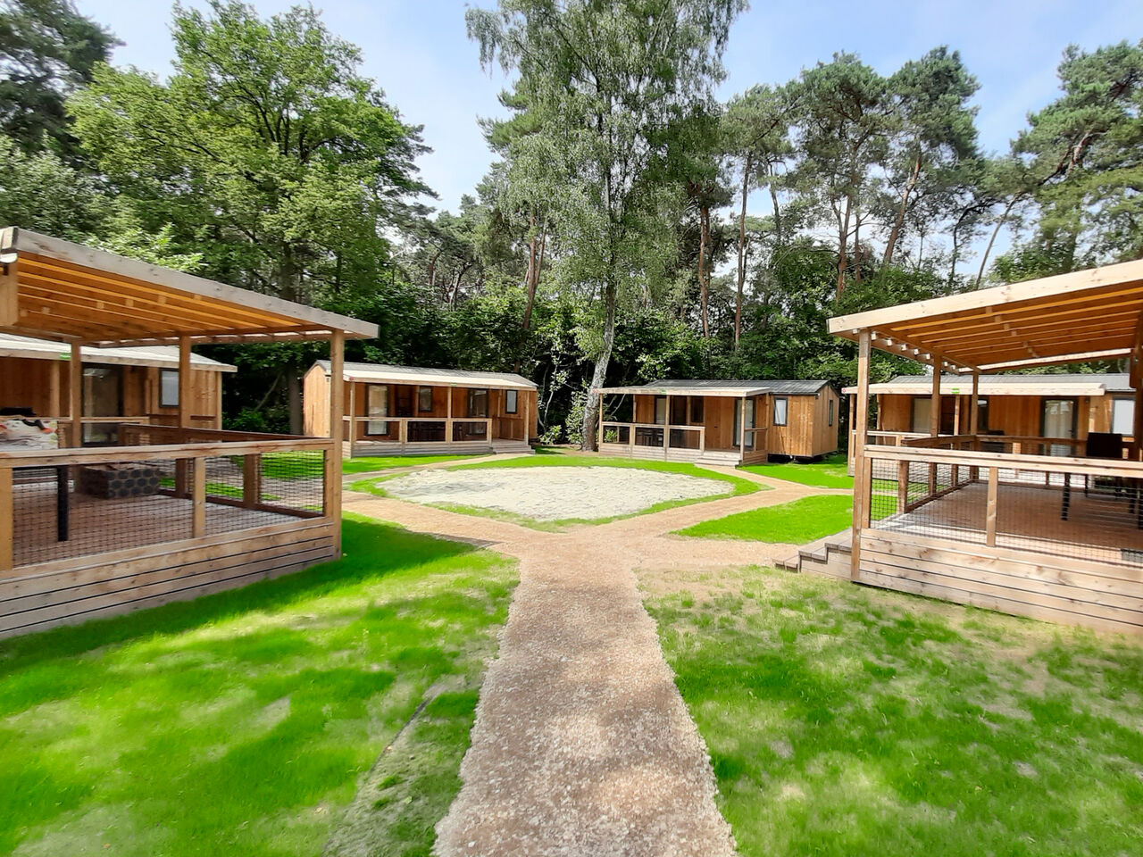 Chalets modernes en bois avec terrasses couvertes au camping CAPFUN Fort Bedmar � Sint-Gillis-Waas.