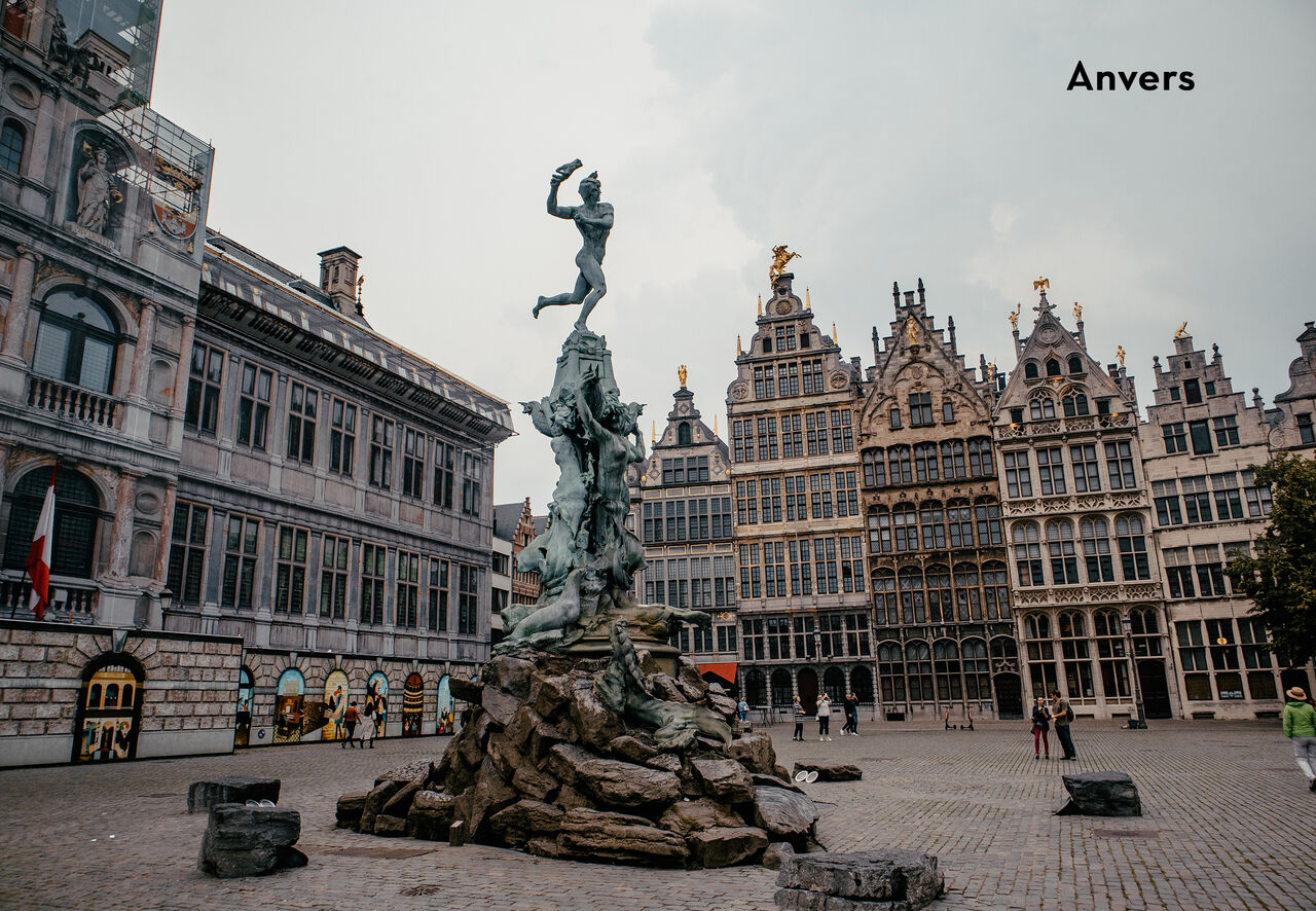 Statue de Brabo et maisons historiques sur la Grote Markt d'Anvers, Belgique.