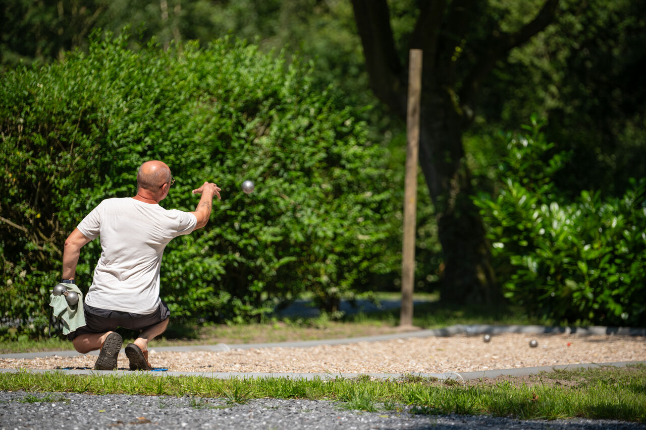 Homme jouant � la p�tanque sur un terrain de boules au camping CAPFUN Fort Bedmar � Sint-Gillis-Waas.