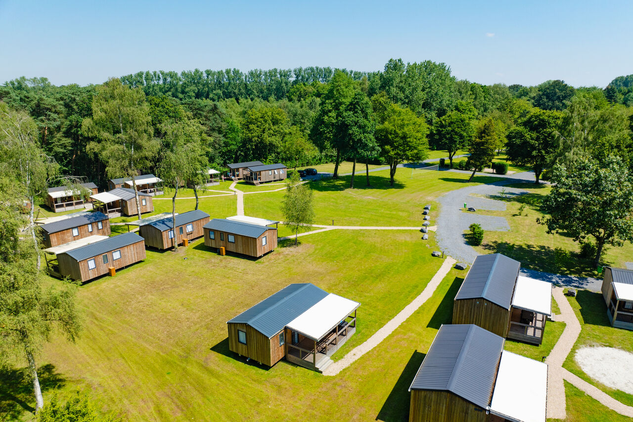 Mobile homes en bois, vue a�rienne du camping CAPFUN Fort Bedmar � Sint-Gillis-Waas.