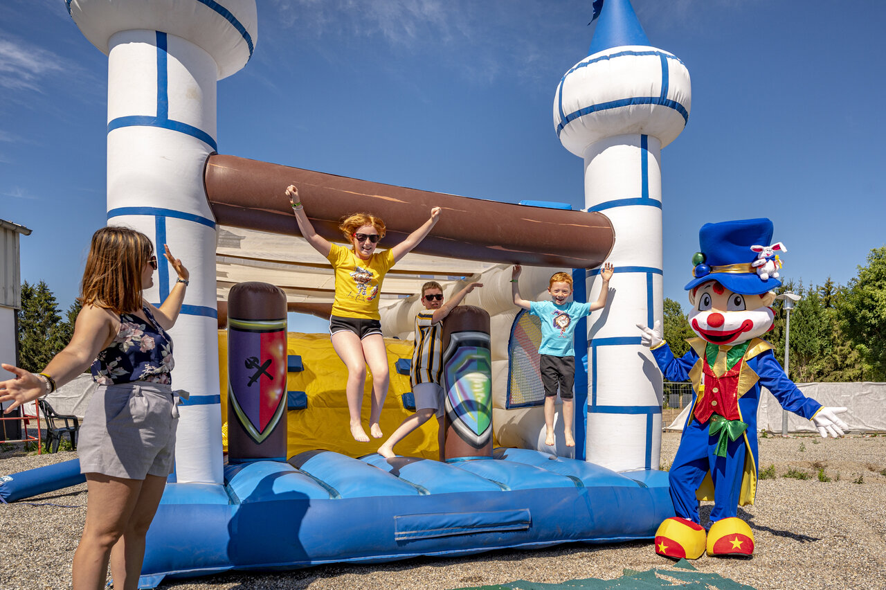 Ch�teau gonflable avec enfants et mascotte au camping CAPFUN Fort Falabraque � Seltz (67).