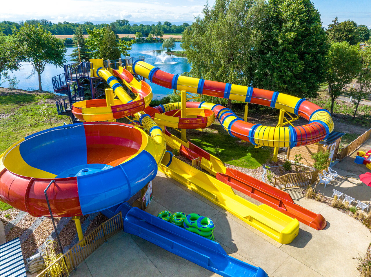 Toboggans aquatiques color�s et grand bowl au camping CAPFUN Fort Falabraque � Seltz (67).
