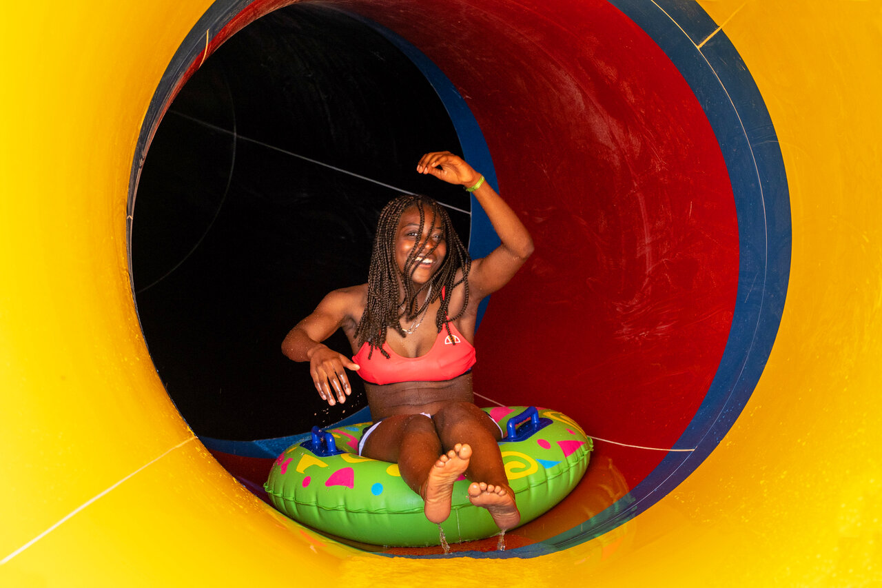 Jeune femme sur bou�e dans toboggan aquatique, CAPFUN Fort Falabraque � Seltz.