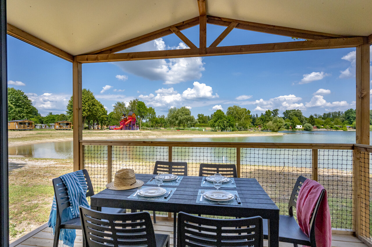 Terrasse, lac au camping CAPFUN Fort Falabraque � Seltz (67).