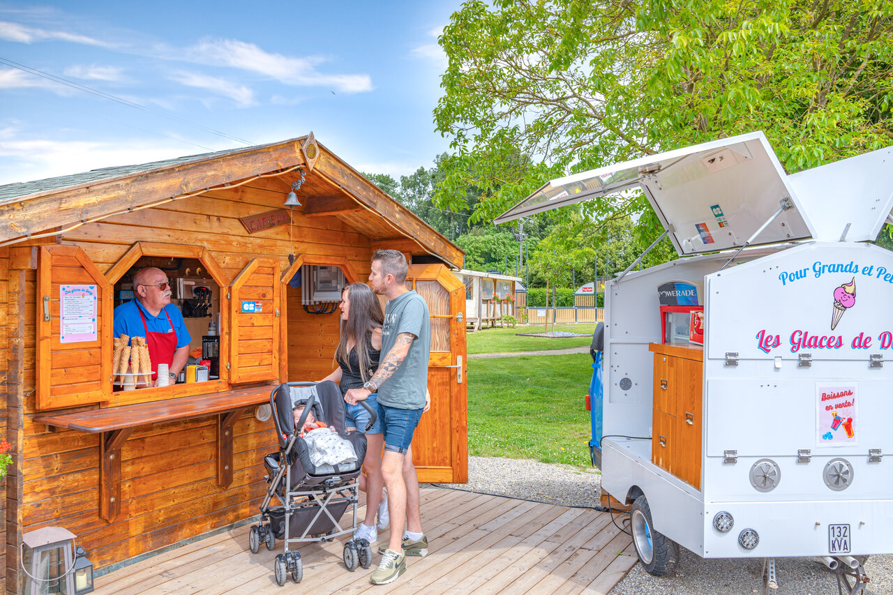 Stand de glaces artisanal, couple avec b�b� au camping CAPFUN Fort Falabraque � Seltz (67).